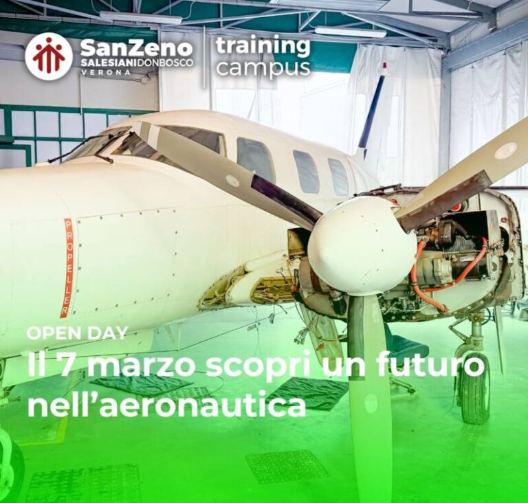 Open Day al Training Campus San Zeno: il 7 marzo scopri un futuro nell'aeronautica. Immagine di un aereo con l'elica in primo piano, ambientato in un hangar del Training Campus, simbolo delle opportunità formative offerte.