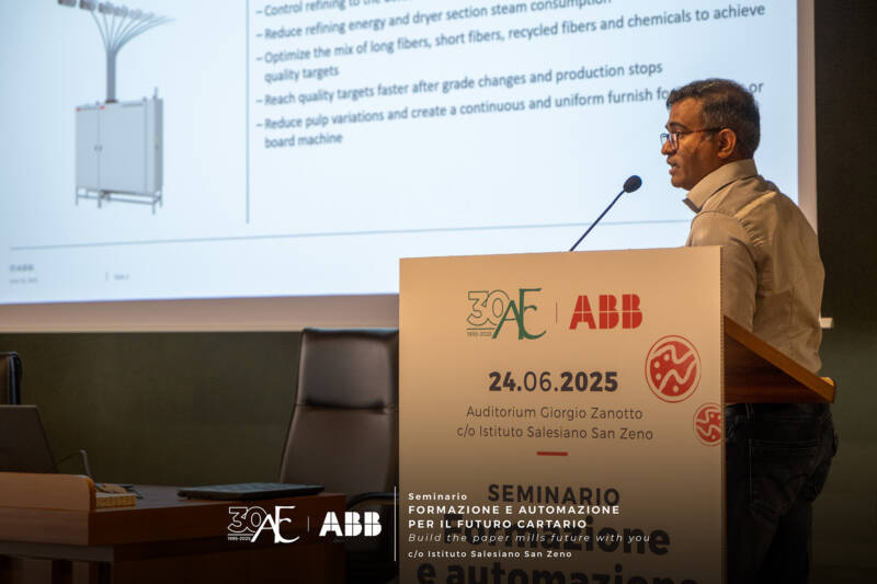Relatore ABB al podio durante il seminario “Formazione e automazione per il futuro cartario” all’Istituto Salesiano San Zeno, con slide tecnica proiettata.