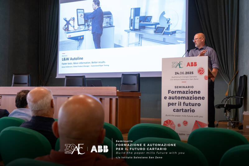 Presentazione ABB su L&W Autoline e testing automatizzato della carta, con platea in ascolto all’Auditorium San Zeno.