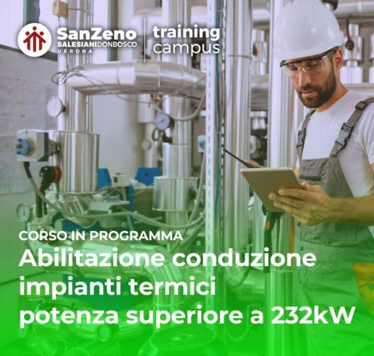 Tecnico con casco e tablet accanto a impianti termici industriali: Corso di abilitazione alla conduzione di impianti termici con potenza superiore a 232 kW presso il Training Campus dell'Istituto Salesiano San Zeno, Verona, 2025.