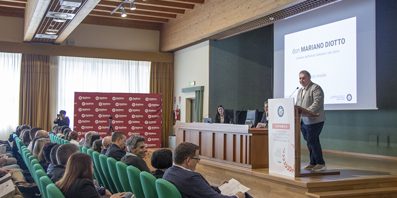 consegna attestati area grafica comunicazione marketing salesiani sanzeno verona scuola professionale 01