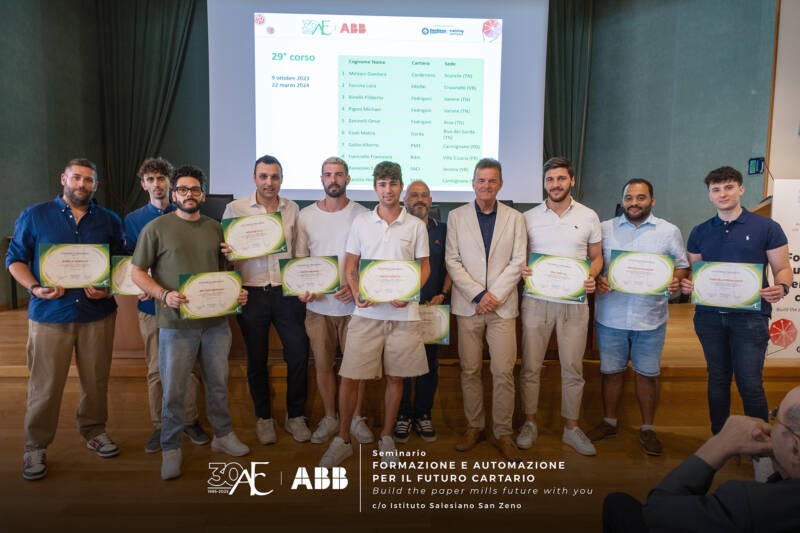 Consegna degli attestati ai diplomati del 29° corso per Tecnico della gestione di impianti di produzione della carta, presso l’Auditorium San Zeno.