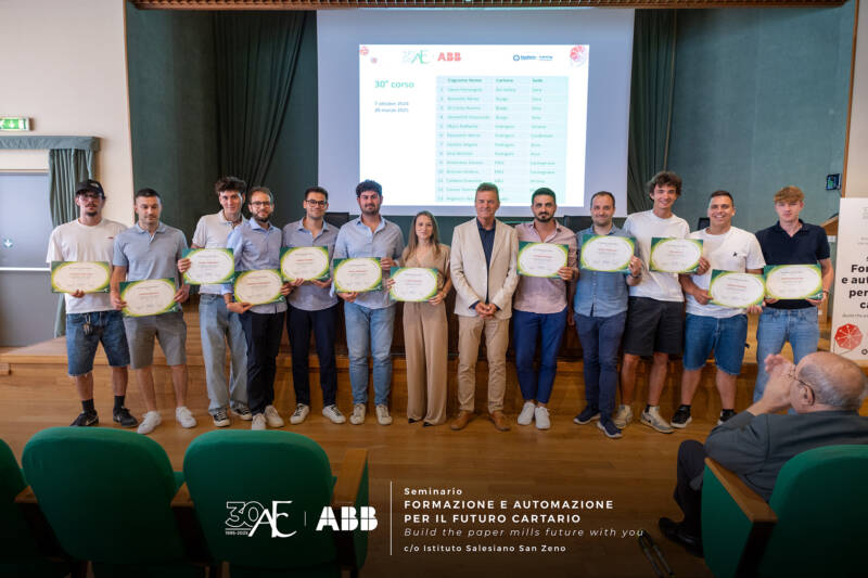 Consegna degli attestati ai diplomati del 30° corso per Tecnico della gestione di impianti di produzione della carta, presso l’Auditorium San Zeno.