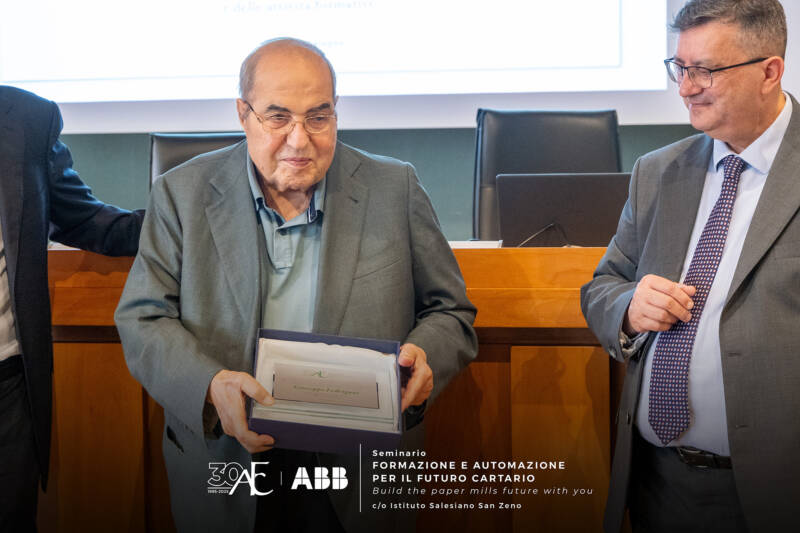 Consegna di un riconoscimento durante il 30° anniversario dell’Associazione per la Formazione Cartaria all’Istituto Salesiano San Zeno.