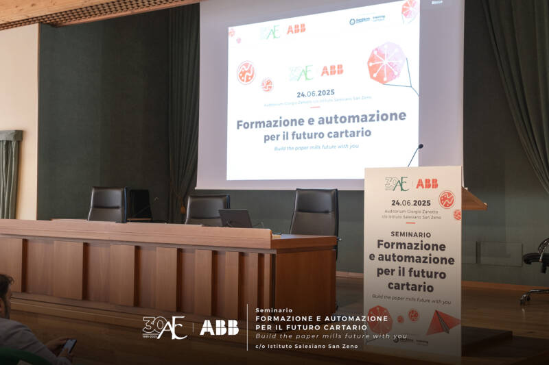 Auditorium dell’Istituto Salesiano San Zeno durante il seminario ‘Formazione e automazione per il futuro cartario’ (24 giugno 2025), con schermo e podio brandizzati AFC e ABB.
