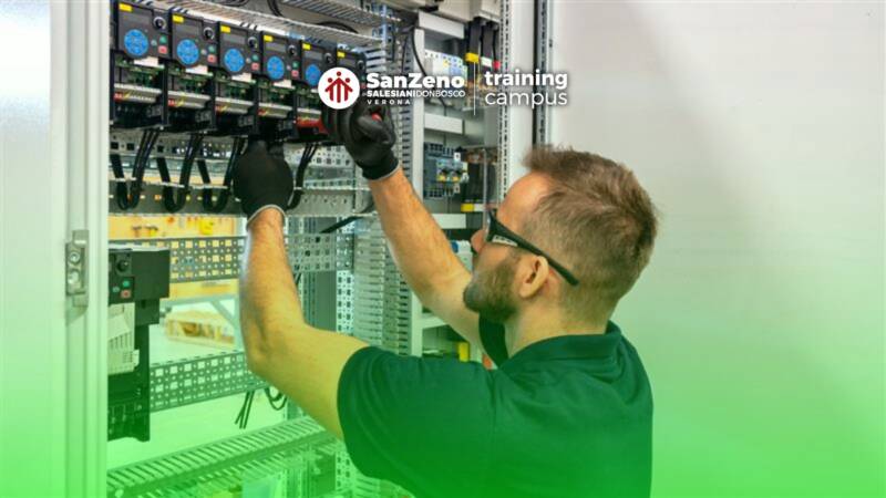 Tecnico elettrico al lavoro su impianto, partecipante durante il corso PES-PAV.
