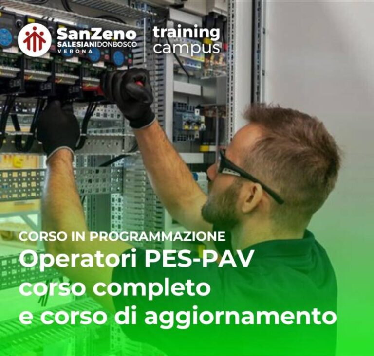 Tecnico elettrico al lavoro su impianto, partecipante durante il corso PES-PAV.